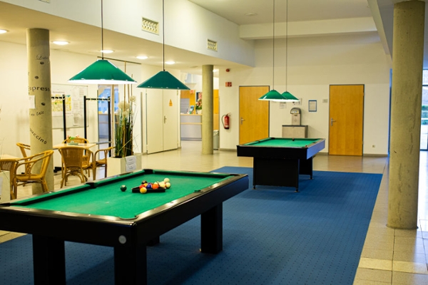 Ein Billardtisch mit Kugeln Ein Billardtisch mit Kugeln